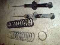 praskla pruzina a vytekle tlumice.jpg